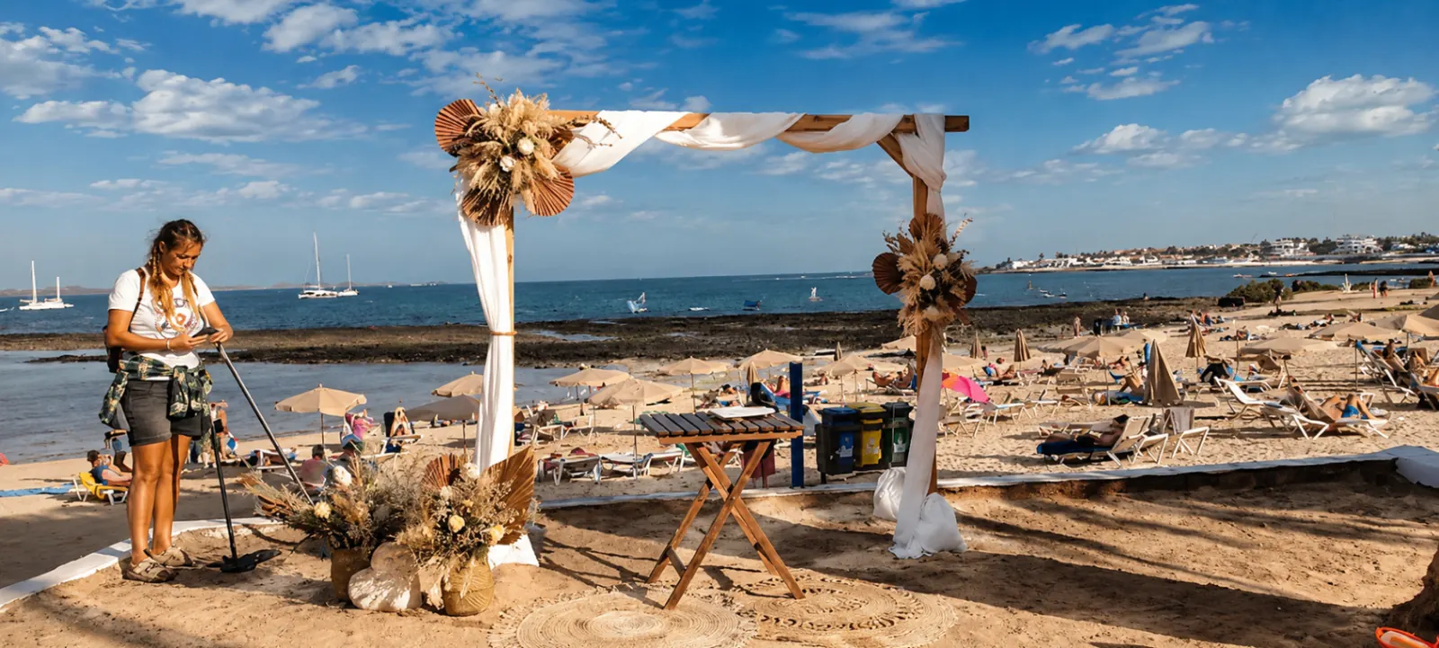 Ceremonia íntima al aire libre con arco de flores blancas