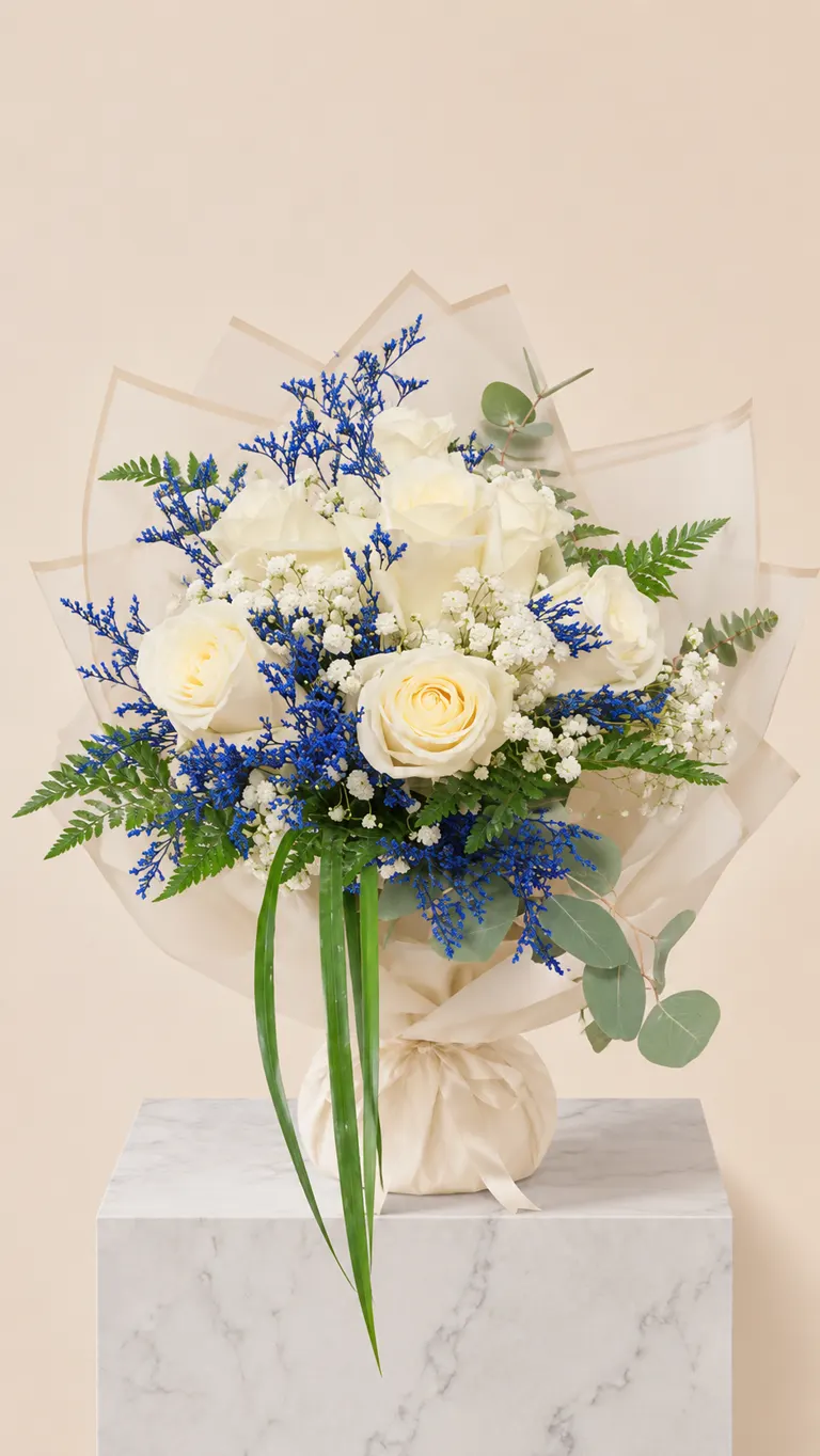Ramo de rosas blancas con limonium azul y helecho